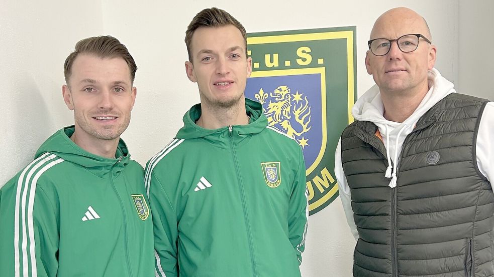 Das Foto zeigt Teammanager Jörg Eden (rechts) mit Carsten Weyers (links) und Daniel Müller. Das Duo verlässt die 1. Herren im Sommer, übernimmt eine andere Aufgabe. Foto: Verein