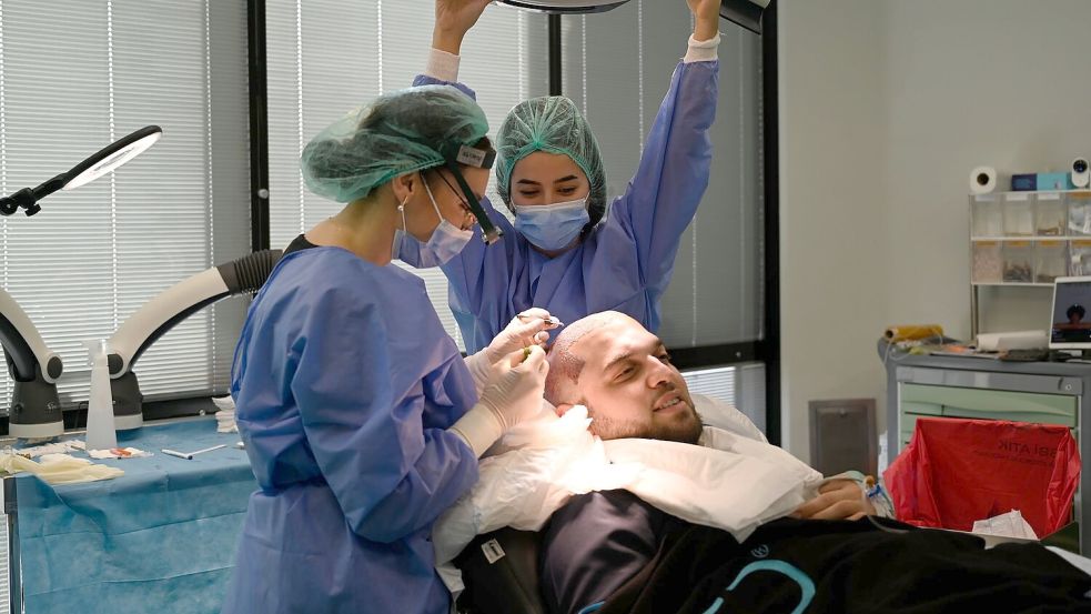 Aydin Kesti ist in die Türkei gereist, um sich einer Haartransplantation zu unterziehen. Foto: Anne Pollmann/dpa