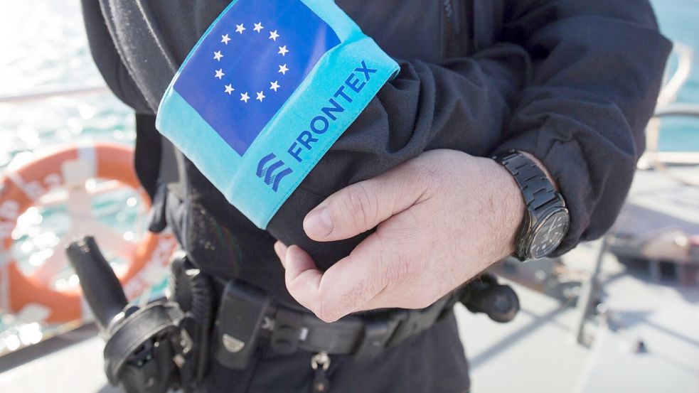 Ein Beamter der EU-Grenzschutzagentur Frontex, die 2024 deutlich weniger unerlaubte Grenzübertritte registriert hat als im Vorjahr. (Archivbild) Foto: Christian Charisius/dpa