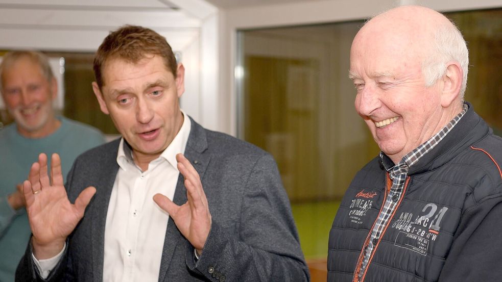 Die Freude über die erfolgreiche Sanierung der Tennis- und Gymnastikhalle in Remels stand Heinz Trauernicht (links) und Ernst Baumann ins Gesicht geschrieben. Foto: Stromann