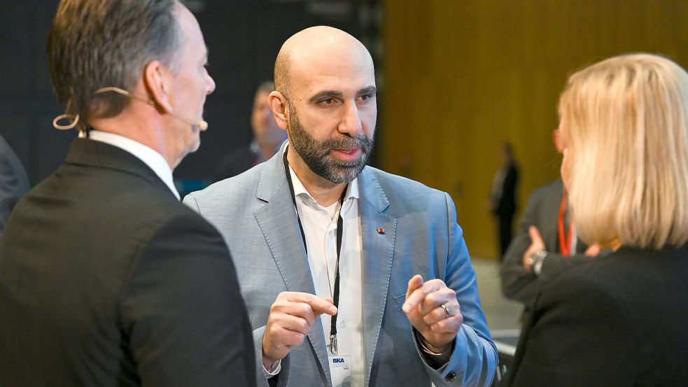 Ahmad Mansour: Extremismusforscher, Autor und Psychologe im Austausch mit Nancy Faeser (SPD), Bundesinnenministerin, und Holger Münch (l), Präsident des Bundeskriminalamtes (BKA). Foto: DPA/Arne Detert