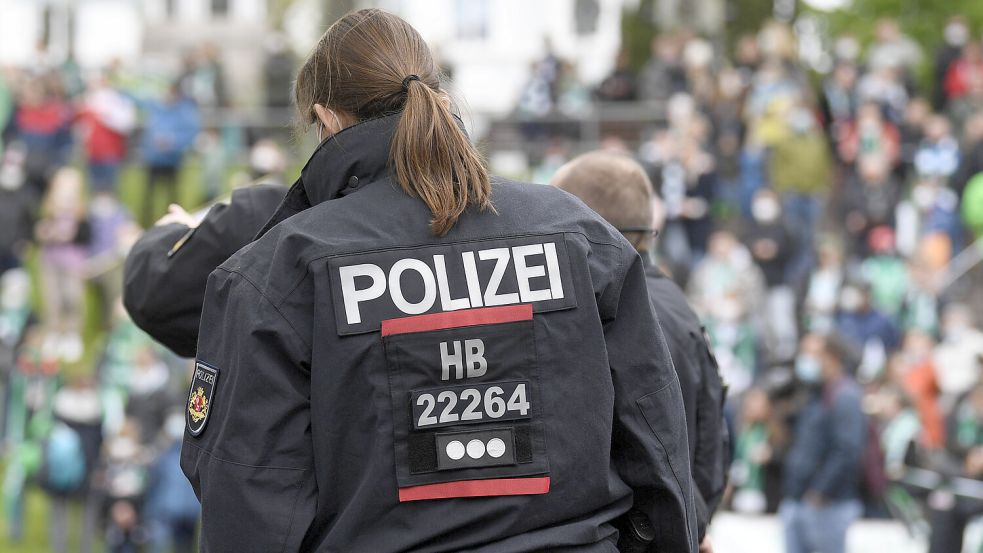 Die Polizei Bremen muss am Weserstadion gegen randalierende Fans eingreifen. Foto: IMAGO/Guido Kirchner