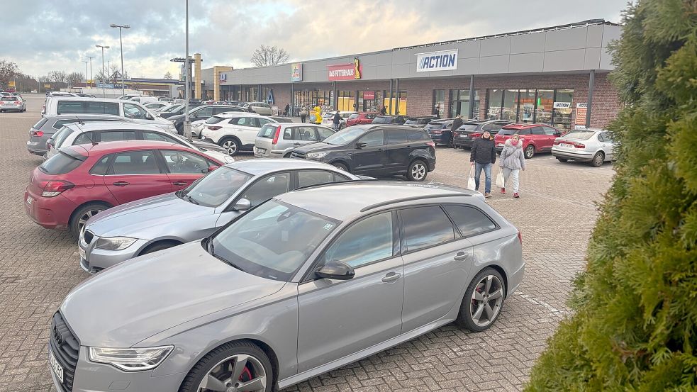 Der meist voll besetzte Parkplatz vor den Einzelhandelsgeschäften an der Esenser Straße in Wittmund. Foto: Oltmanns