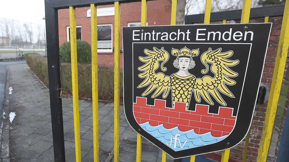 Das Domizil des JFV Eintracht Emden befindet sich im Emder Herrentorviertel. Seit gut zehn Jahren ziert das Eintracht-Wappen die Eingangspforte. Fotos: Doden