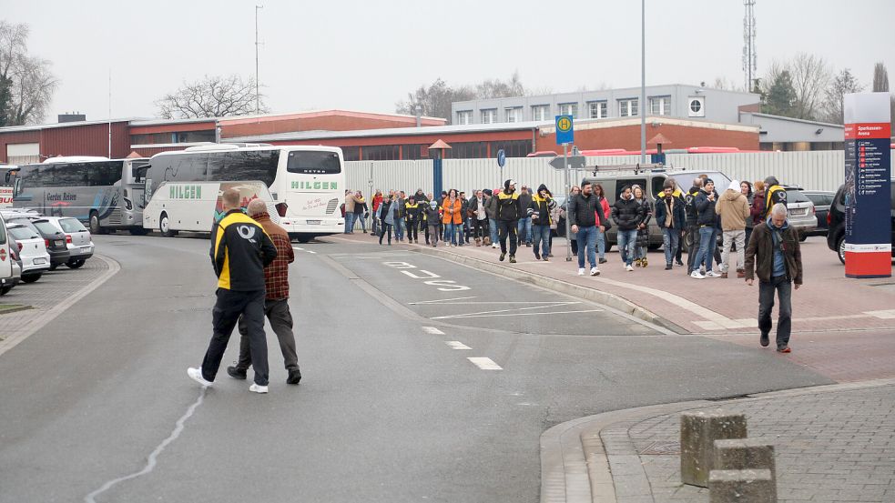 Mit dem Bus reisten die meisten der Postler aus der Niederlassung Oldenburg zur Betriebsversammlung nach Aurich. Foto: Romuald Banik