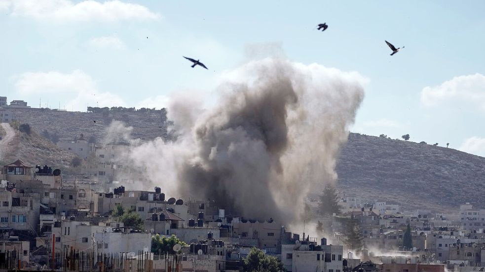 Bei einem israelischen Luftangriff auf die Stadt Dschenin im israelisch besetzten Westjordanland sind mindestens sechs Menschen getötet worden. Foto: Majdi Mohammed/AP/dpa