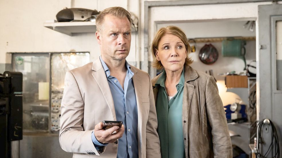 Marie Brand und Jürgen Simmel verfolgen die Ortung eines Handys. Foto: Martin Valentin Menke/ZDF/dpa