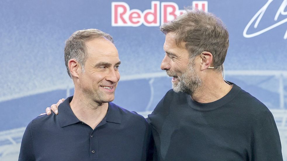 Oliver Mintzlaff (l) hat das Club-Netzwerk mit erschaffen, für das Jürgen Klopp nun verantwortlich ist. Foto: Jan Woitas/dpa