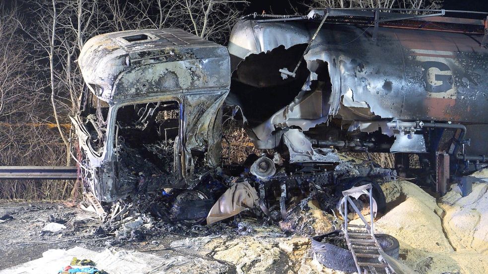 Bei dem Frontalzusammenstoß am 8. Januar 2025 wurden der Lkw (Foto) und der Pritschenwagen total zerstört. Beide Fahrzeuge gingen in Flammen auf. Foto: Jörn Hüneke/dpa