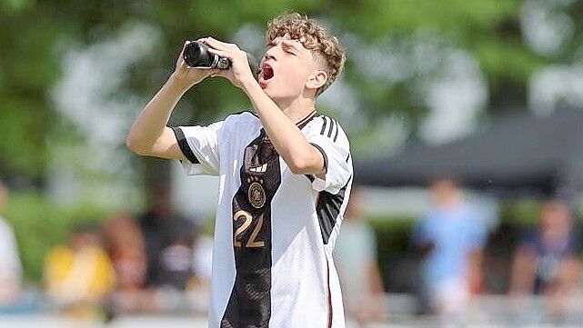 Simone Cannizzaro trägt das Trikot der U16-Nationalmannschaft. Fotos: Imago