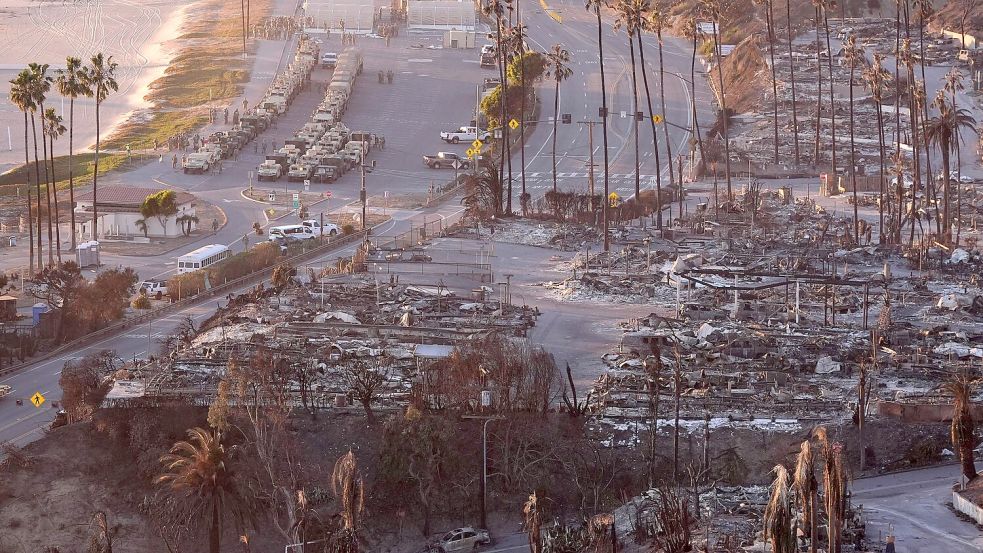 Mehr als 12.000 Gebäude wurden bislang durch die Brände zerstört oder beschädigt. Foto: Mark J. Terrill/AP/dpa