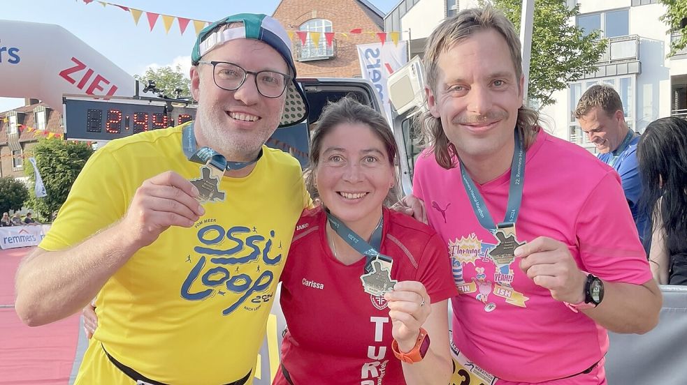 Für Dirk Hellmers war das einer der Momente des Jahres 2024: Er hat in Löningen seinen ersten Halbmarathon bezwungen. Hier das Finisher-Foto mit (von rechts) Bruder Ingo, Clarissa Scherzer und Dirk. Archivfoto: Hellmers