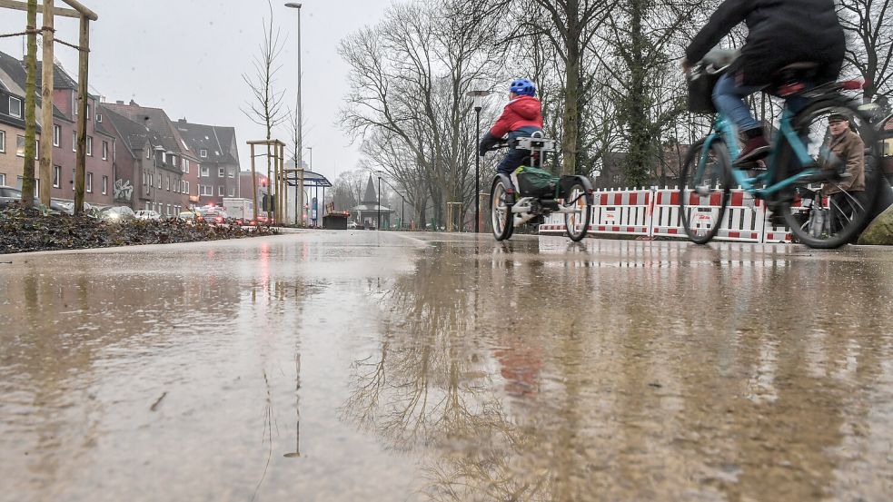 Das Regenwasser glänzt auf der neuen Kunstpromenade. Die Stadt ist nicht zufrieden mit der Ausführung der Arbeiten und dem Belag. Foto: Ortgies