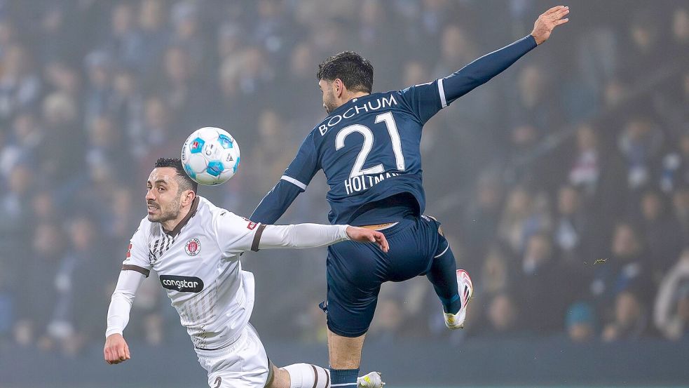 Die Zuschauer im Ruhrstadion sahen Abstiegskampf pur. Foto: David Inderlied/dpa