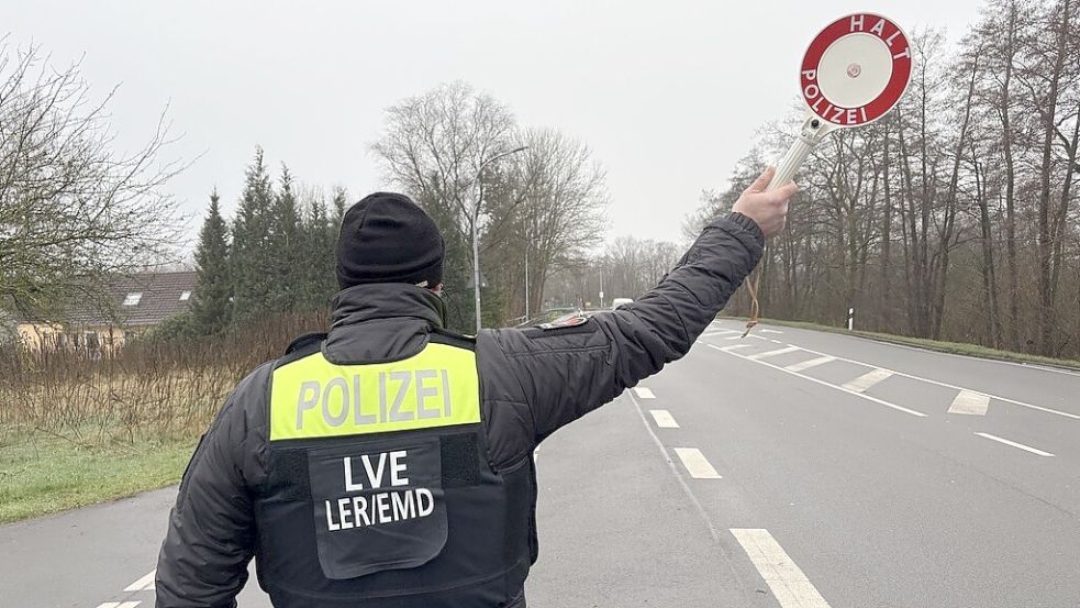 Die Polizei hat am Langholter Meer mehrere Fahrzeuge kontrolliert. Foto: Hellmers