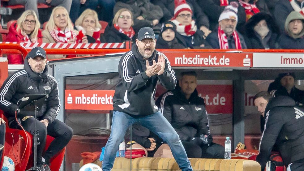 Für Baumgart war es das zweite Pflichtspiel als Union-Trainer. Foto: Andreas Gora/dpa