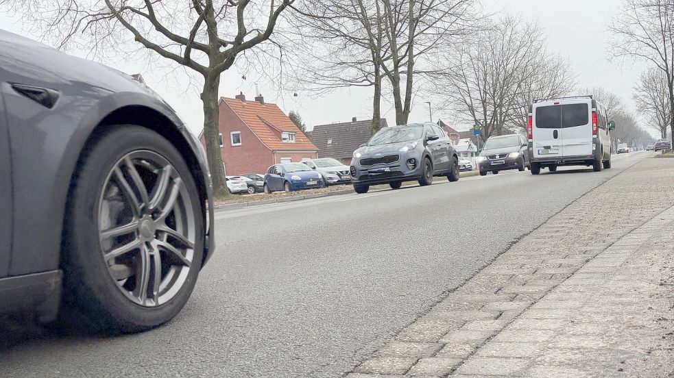 Die Hauptstraße in Ostrhauderfehn soll in diesem Jahr erneuert werden. Fotos: Zein