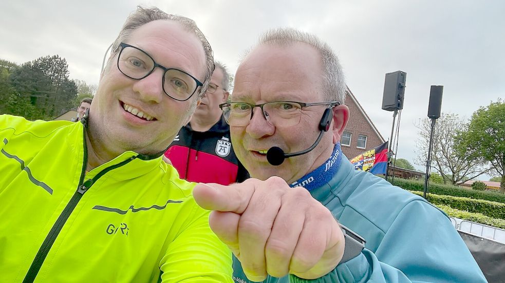 Treffen auf der Ziellinie: Dirk Hellmers (links) wurde unter anderem im Ziel der vierten Ossiloop-Etappe von Heino Krüger begrüßt. Foto: Hellmers