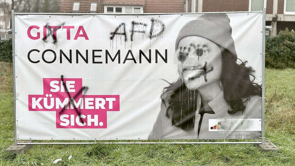 Auch Bauzaun-Banner wurden beschmiert. Foto: Ortgies