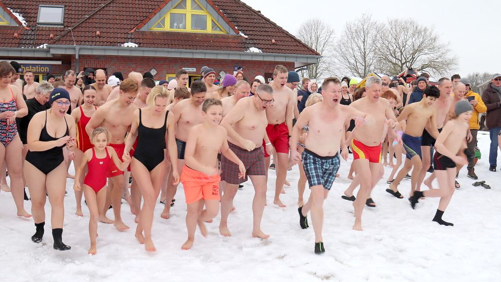 Im Januar vorigen Jahres lag beim DLRG-Anschwimmen in Tannenhausen sogar etwas Schnee. Foto: Hermanns