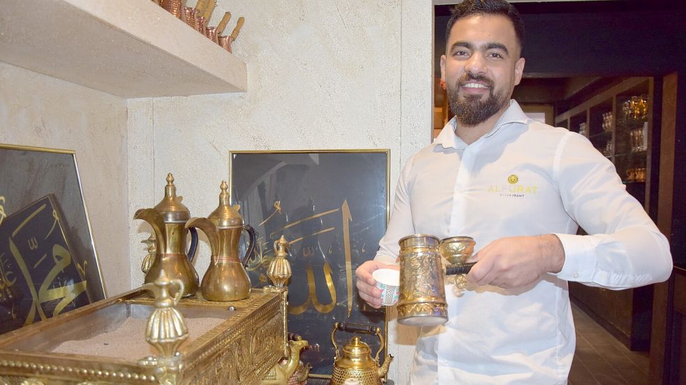 Mustafa Al Khalif schenkt einen heißen, mit Kardamom gewürzten Mokka in ein Becherchen. Die Kaffeekanne steht auf heißem Sand. Foto: Zuidema