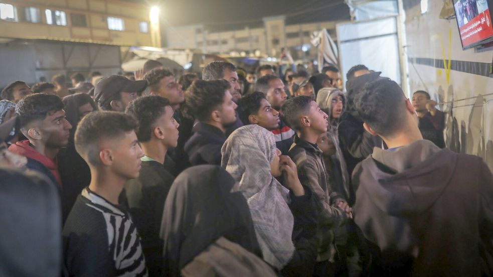 Menschen im Gazastreifen warten auf die Verkündung eines Waffenruheabkommens zwischen der Hamas und Israel. Foto: Jehad Alshrafi/AP/dpa