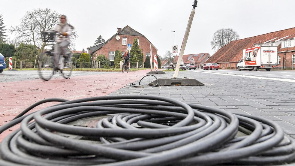 Die Anschlüsse sind schon da: An der Bushaltestelle in Hesel soll es eine große Anzeige geben, die in Echtzeit bekannt gibt, wann der nächste Bus kommt. Auch Wartehäuschen kommen bald. Foto: Ortgies