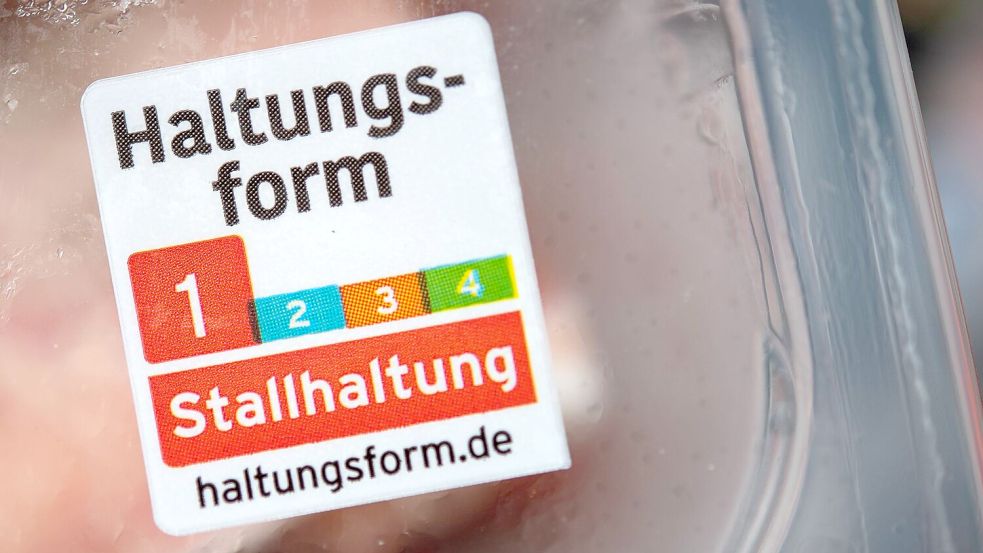 Die seit 2019 bestehende freiwillige „Haltungsform“-Kennzeichnung der Supermarktketten gilt für Fleisch und verarbeitete Produkte von Schwein, Rind und Geflügel. Foto: Sebastian Gollnow/dpa