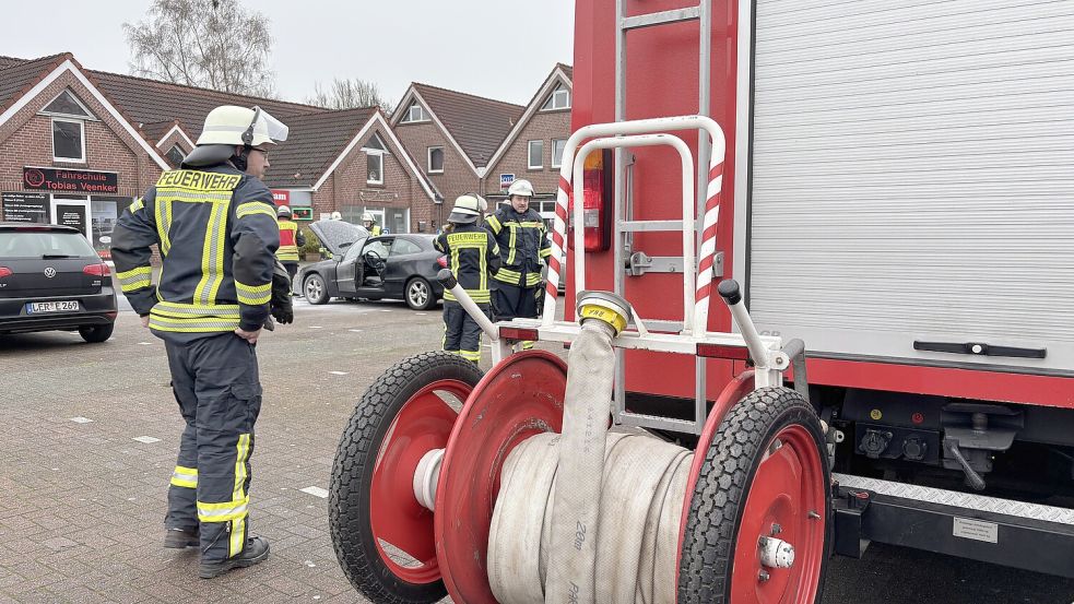 DieEinsatzkräfte der Ortsfeuerwehr Westrhauderfehn waren schnell vor Ort. Allerdings hatten Passanten mit Hilfe eines Feuerlöschers den Fahrzeugbrand bereits gelöscht. Foto: Hellmers