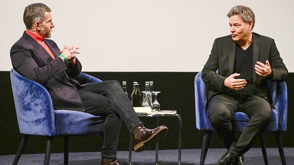 Buchvorstellung im Kinosaal: Moderator Micky Beisenherz (l.) und Wirtschaftsminister Robert Habeck. Foto: JOHN MACDOUGALL