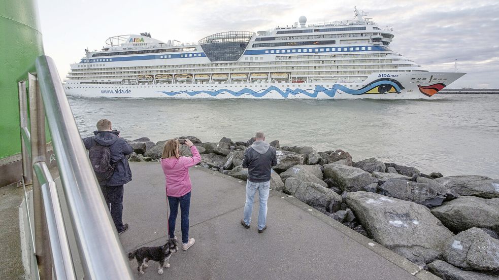 Auf der „Aida Mar“ – hier im vergangenen Frühjahr in Rostock-Warnemünde – gab es einen Notfall. Foto: Hormann/DPA