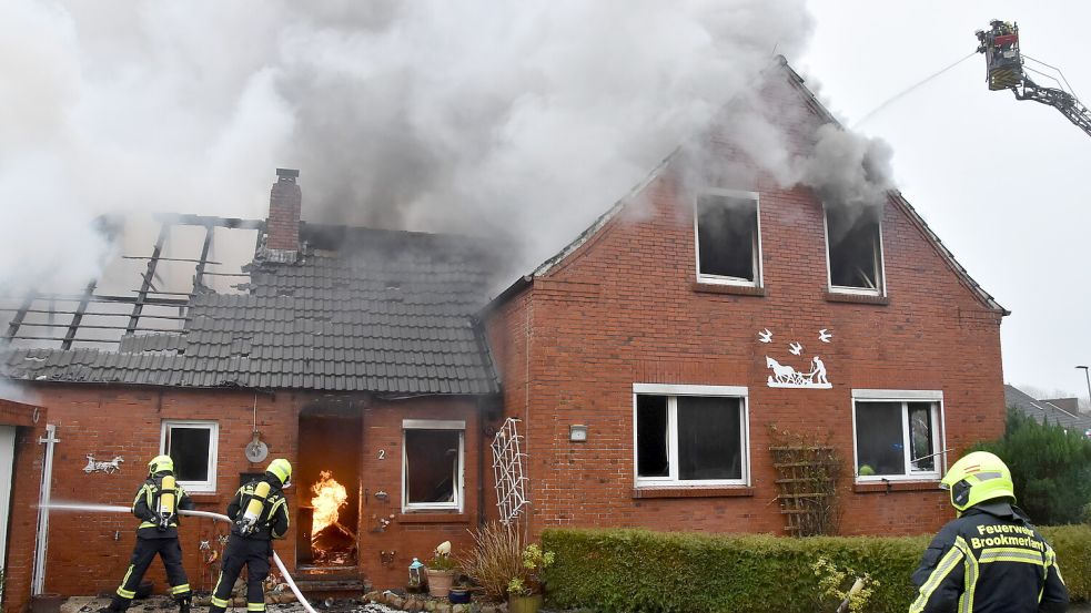 In allen Teilen des Gebäudes am Poggenpolderweg in Upgant-Schott brannte es innerhalb kurzer Zeit lichterloh. Fotos: Thomas Dirks