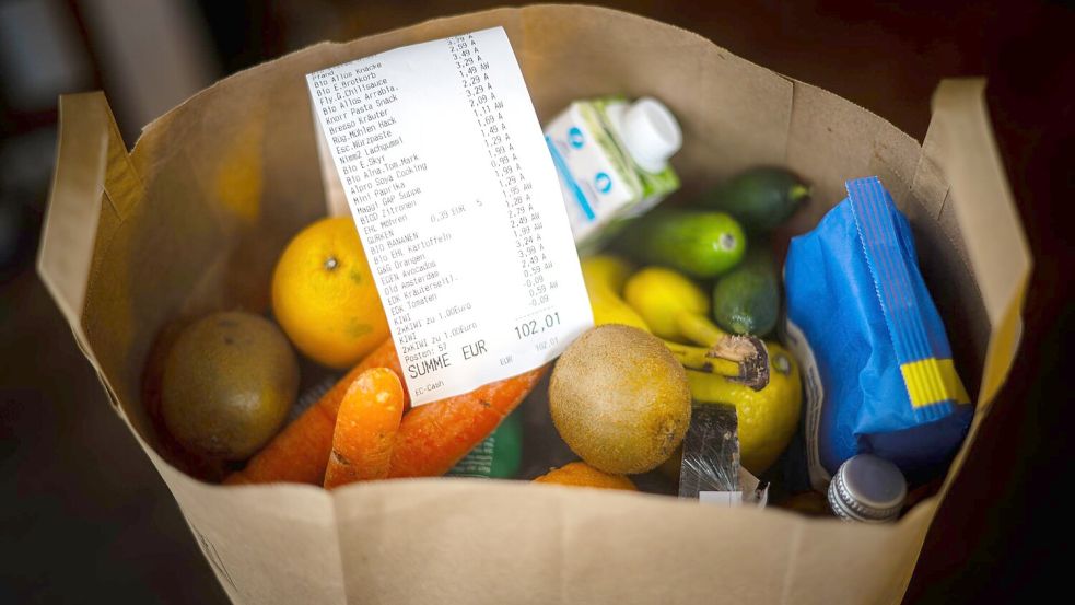 Der tägliche Einkauf ist Ende 2024 noch einmal deutlich teurer geworden (Symbolbild) Foto: Sina Schuldt/dpa