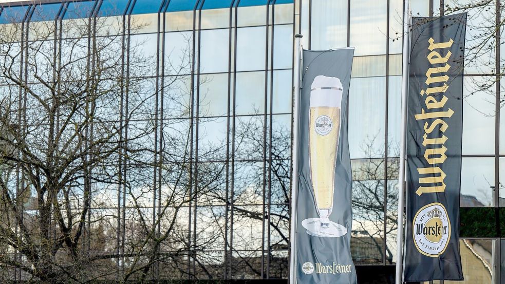 Das Verwaltungsgebäude der Warsteiner Brauerei. Foto: David Inderlied/dpa