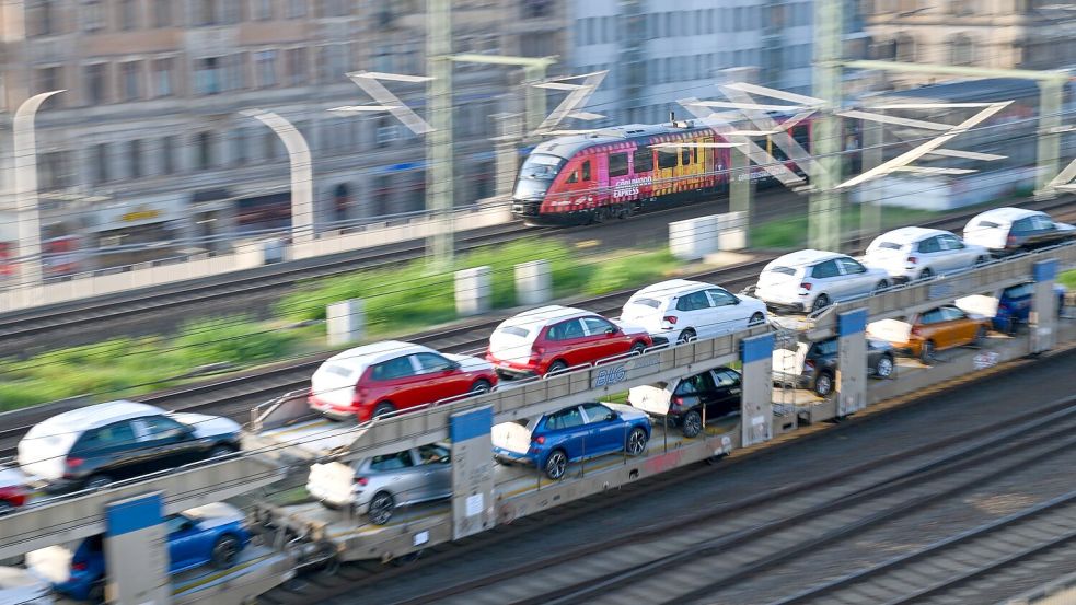 Neuwagen: Bei Verbrauchern stehen für den nächsten Autokauf Verbrenner wieder höher im Kurs. (Archivbild) Foto: Hendrik Schmidt/dpa