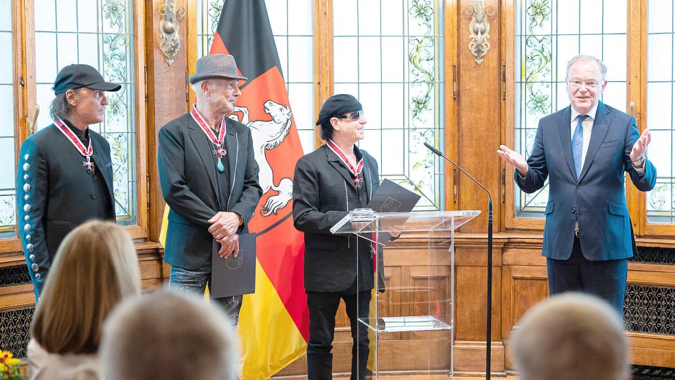 2023 wurden die „Scorpions“ für ihre Musik sowie ihr ehrenamtliches Engagement in Niedersachsen von Ministerpräsident Stephan Weil (r.) mit dem Großen Verdienstkreuz geehrt. Foto: dpa/Michael Matthey