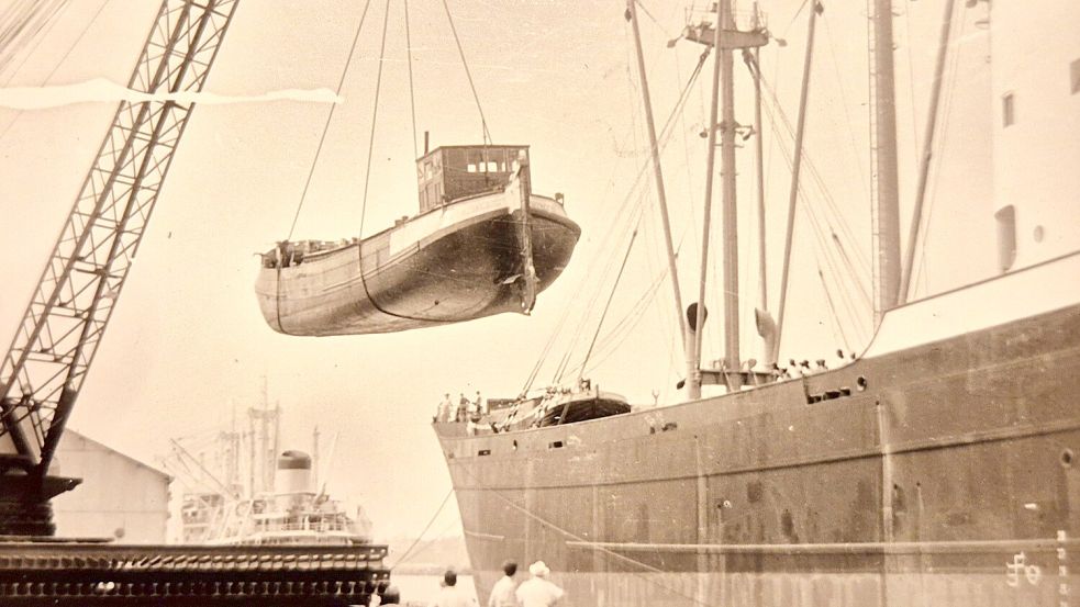 Törfmuttje als Decksladung: Drei Plattbodenschiffe kamen 1955 in Amsterdam an Bord der „MS Widar“. Foto: Mennen