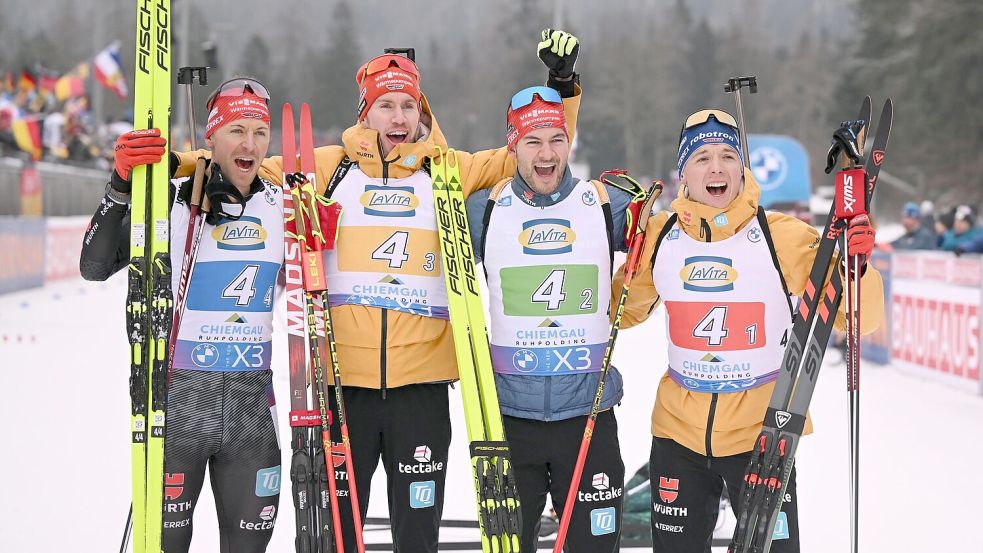 Die deutschen Biathleten freuen sich über den ersten Staffelpodestplatz des Winters. Foto: Sven Hoppe/dpa