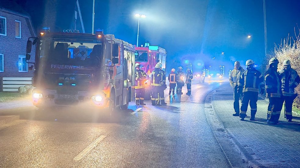 Mehrere Feuerwehren sind am Donnerstagabend zur Völlener Dorfstraße nach Völlen ausgerückt. Foto: Bruns/Feuerwehr