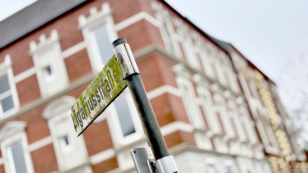 Drei historische Häuser an der Ligariusstraße in Emden-Wolthusen sollen abgerissen werden. Noch gibt es aber mehrere Herausforderungen. Foto: Ortgies