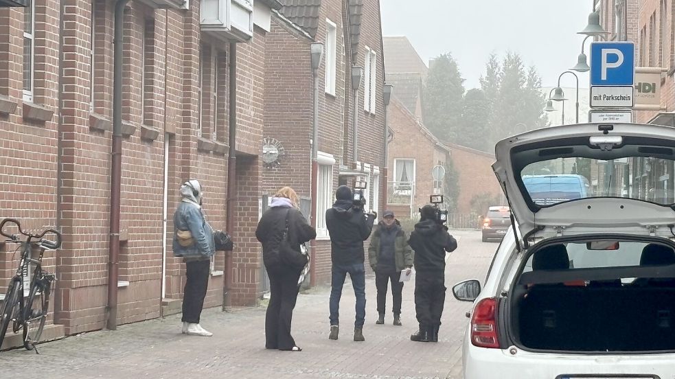 Mit einer Hundetrainerin wurde in der Rademacherstraße unweit des Neuen Markts in Emden für die Sendung „Martin Rütter - Die Welpen kommen“ gedreht. Foto: Hanssen