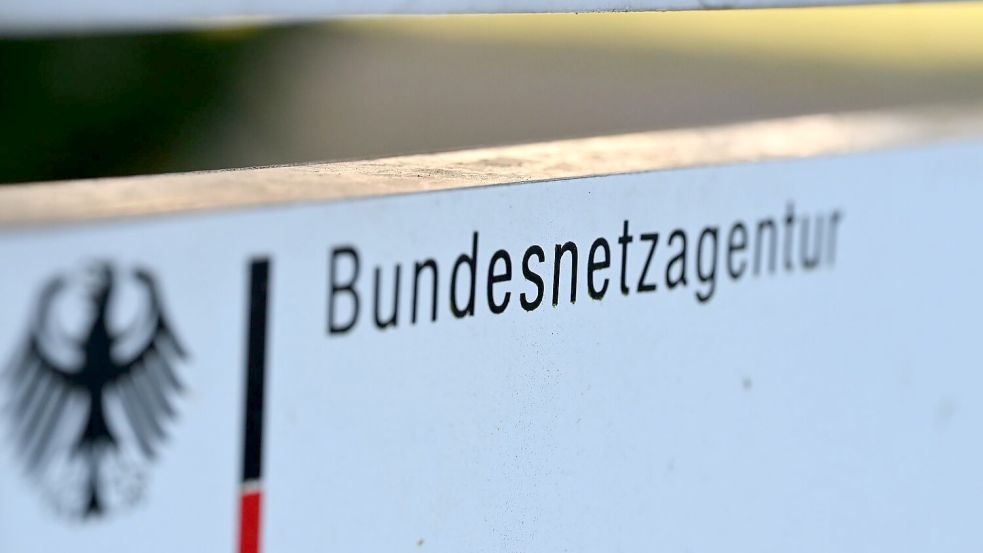 Ein Schild mit dem Schriftzug „Bundesnetzagentur“ steht auf dem Gelände der Zentrale der Bonner Bundesbehörde. Foto: Wolf von Dewitz/dpa