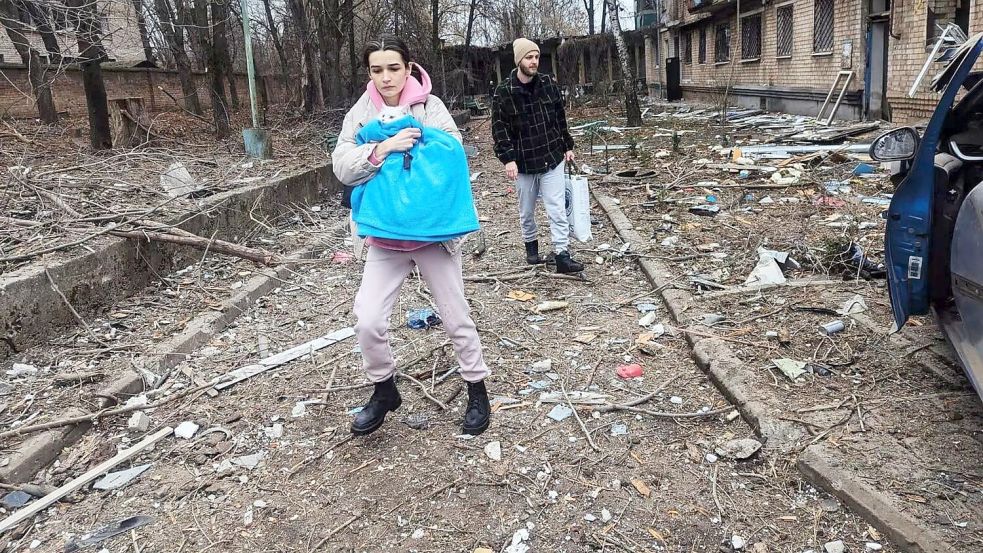 In der Großstadt Krywyj Rih starben ukrainischen Angaben zufolge durch russischen Beschuss vier Menschen. Foto: -/Staatlicher Zivilschutzdienst De/dpa