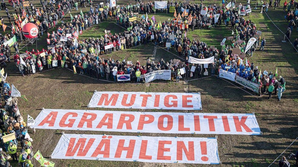 Diesmal durften die Bauern nicht mit Traktoren demonstrieren - dafür gab es große Banner. Foto: Fabian Sommer/dpa