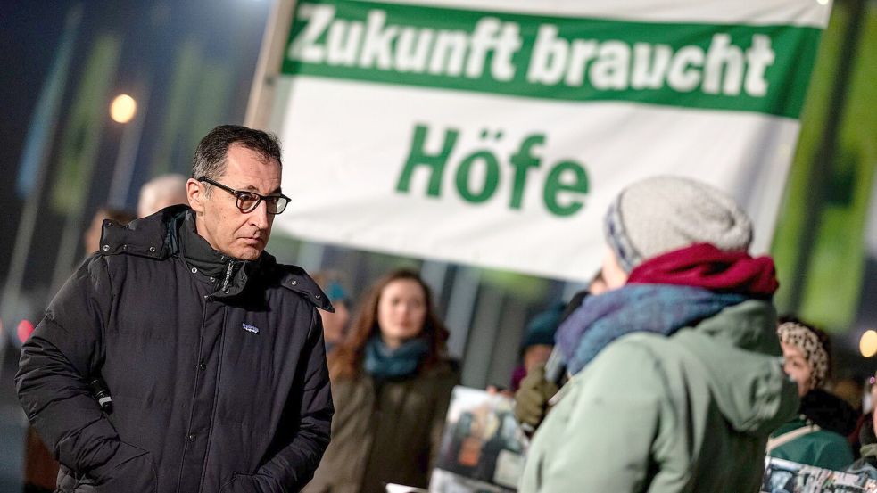 Bundeslandwirtschaftsminister Cem Özdemir hört sich an, was Aktivisten bei der Grünen Woche fordern. Foto: Fabian Sommer/dpa