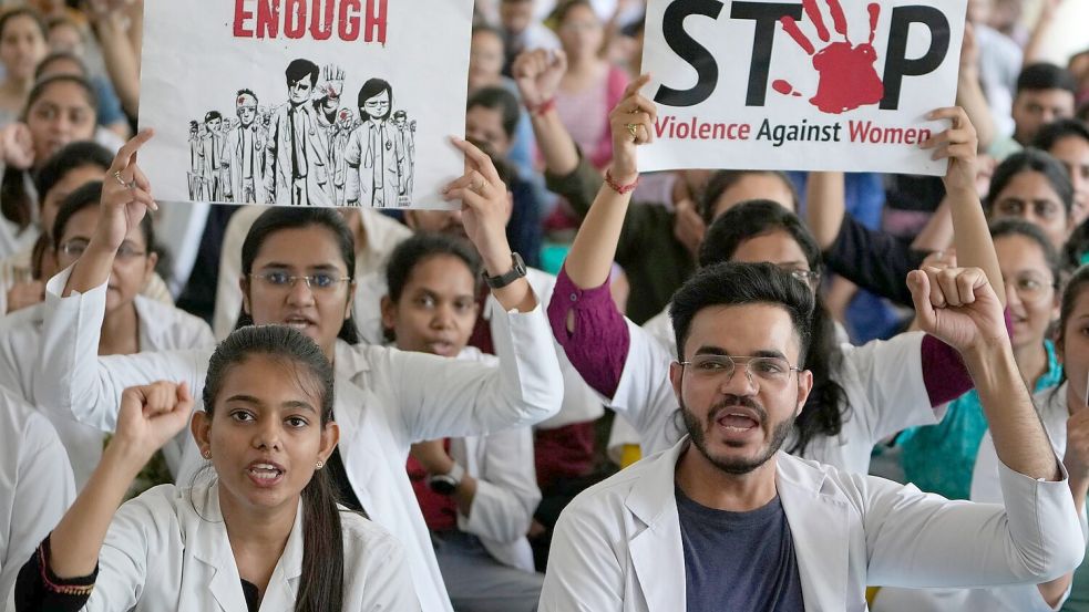 Die Vergewaltigung einer Ärztin, die an ihren Verletzungen starb, hatte in Indien im vergangenen Jahr eine Welle von Protesten ausgelöst. (Archivbild) Foto: Ajit Solanki/AP