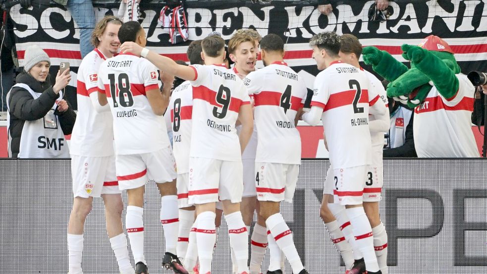 Die Stuttgarter jubelten früh über das 1:0. Foto: Marijan Murat/dpa