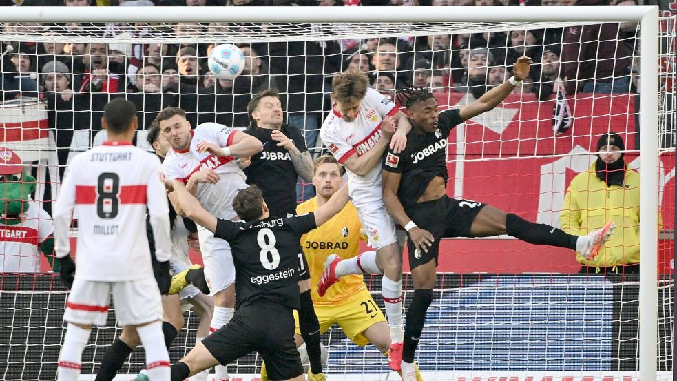 Rouault traf mit dem Hinterkopf nach einer Ecke. Foto: Marijan Murat/dpa