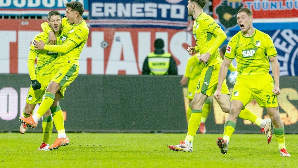 Hoffenheims Andrej Kramaric (links) wird nach seinem Tor zum 2:0 gefeiert. Foto: Axel Heimken/dpa