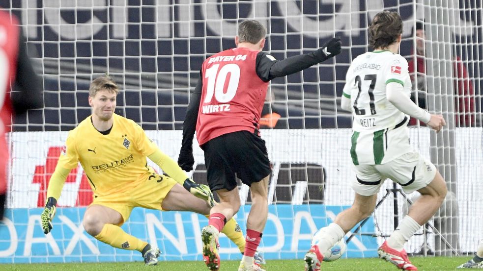 Wirtz schießt das 1:0 für Leverkusen. Foto: Federico Gambarini/dpa